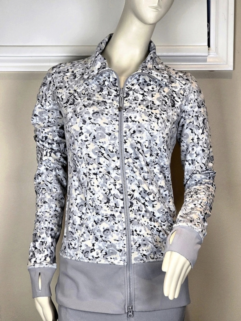 Sz 6 Lululemon Nice Asana Jacket In The Not So Petite Fleur Silver Spoon Print